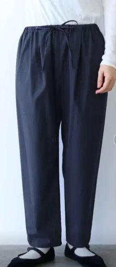 yuni 80/2強撚Cギャバ　ベントヘムパンツ　チャコールグレー　新品タグ付きのサムネイル