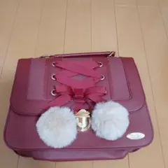 バーガンディ リボンファー付きショルダーバッグ
