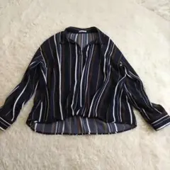 グラシア　長袖スキッパーストライプブラウス　ラウンドヘム　バックロング　ネイビー