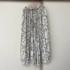 白黒花柄プリーツスカート