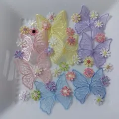 蝶８枚と花３０枚の刺繍モチーフ