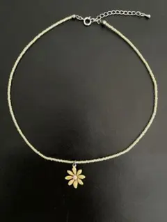 花のペンダント付きビーズチョーカー