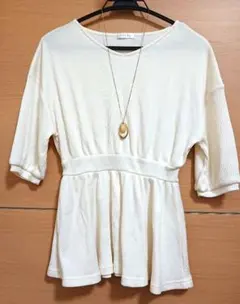 ハニーズ　Honeys　白　vネック　ニット　トップス　ペプラム　ネックレス s