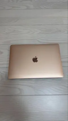【美品】MacBook Air 13インチ 2019 ゴールド 128GBのサムネイル