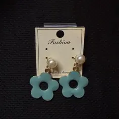 水色の花形ピアス