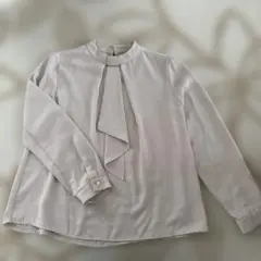 リボン（ボウタイ）付き薄いピンクベージュ長袖ブラウス