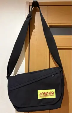 マンハッタンポーテージ ショルダーバッグ 黒　イエロータグ