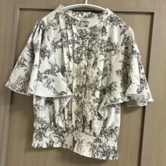 mily bilet 花柄ピンタックフレア袖ブラウスのサムネイル