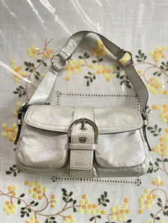 coachシルバー レザーフラップハンドバッグ