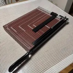 ペーパーカッター 裁断機 A4対応のサムネイル