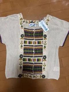 ホコモモラ クリーム色の透かし編みニットに多色刺繍の半袖カーディガンです✨のサムネイル