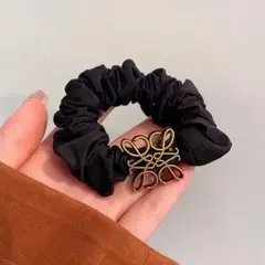 ゴールドモチーフ ブラック シュシュ ヘアゴム