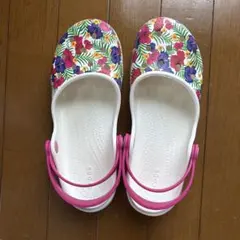 crocs クロックス カリン 花柄・ホワイト×ピンク W8(24cm）のサムネイル