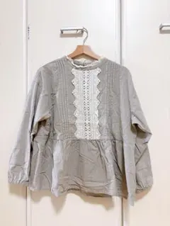 胸元レースブラウス