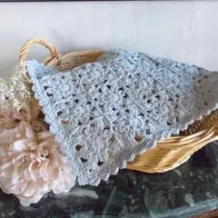 かぎ針編み　マルチカバー　インテリアマット　北欧風　グラニースクエア　淡グレー