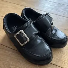 黒のバックル付きフォーマルシューズ