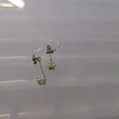 パールフラワー型樹脂イヤリング