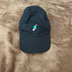 刺繍ロゴ付きブラックキャップ