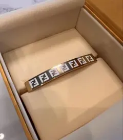 美品 FENDI ヘアアクセサリー バレッタ