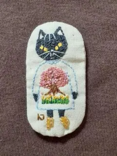 ハンドメイド手縫い刺繍ブローチ　猫刺繍(満開の桜と菜の花)
