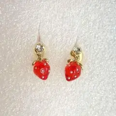 【ワケあり】♥️透けるいちごのゆらゆら一粒イヤリング♪　ハンドメイド