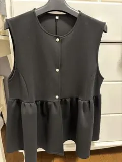 フリル付き黒ノースリーブベスト