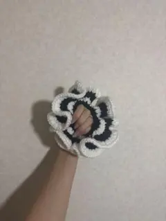 フリルデザインのシュシュ 黒と白