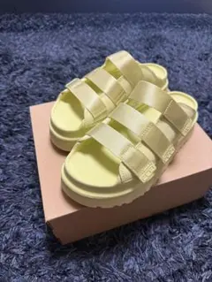 大人気完売！UGG W GOLDENGLOW SLIDE イエロー厚底サンダル
