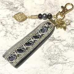 グレーのインド刺繍リボン　キーホルダー　チャーム
