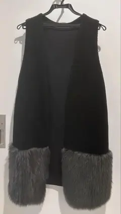 ファー付き黒ノースリーブベスト