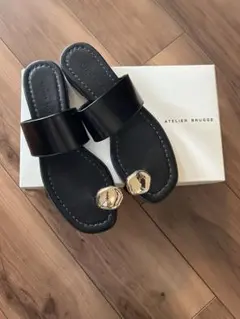 atelier brugge メタルモチーフトングサンダルのサムネイル