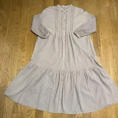 カーキ色のロングワンピース