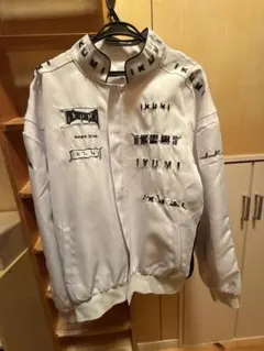 【IKUMI】刺繍入りホワイトスカジャン