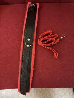 黒と赤の調整可能なベルト