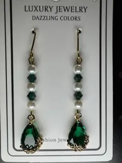 エメラルドグリーンのフック式ピアス