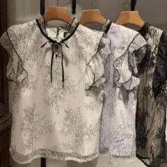 ロジータ　ラッフルスリーブレーストップス　ベージュのサムネイル