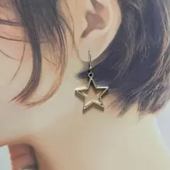 P138 STAR 星 五芒星 シルバー ピアス 揺れる