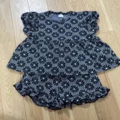 花柄トップスとショートパンツ　セットアップ