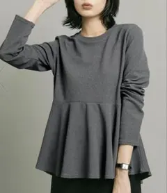 coca エンボス 長袖フレアトップス グレー Mサイズ 美品