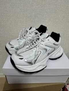 ホワイト スニーカー