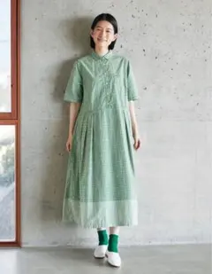 サニークラウズfeat. bonpon ponさんのキュウリ色ギンガムワンピース