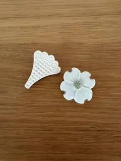 ブローチ　白磁　フリル　レース　ハナミズキ　入学式　卒業式　冠婚葬祭