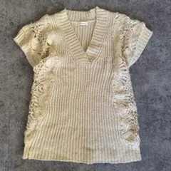 ベージュ Vネック ニットベスト　ウール混　サイドレース編み