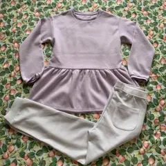 UNIQLOキッズパジャマ 薄紫フリルトップスとクリームパンツセット130㎝