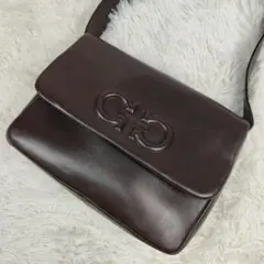 フェラガモ ショルダーバッグ ガンチーニ エンボス加工 肩掛け レザー デカロゴ