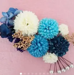 白と青のピンポンマムとゴールド小枝とパールピンの髪飾り
