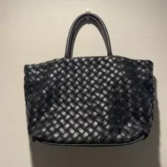 黒の編み込みレザートートバッグ