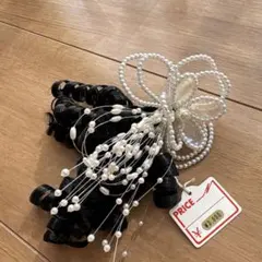 黒いヘアアクセサリー パール装飾付き