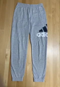 adidasジョガーパンツ