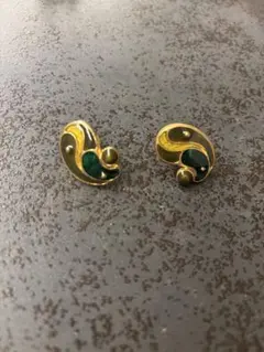 モダンな金色と緑色のイヤリング